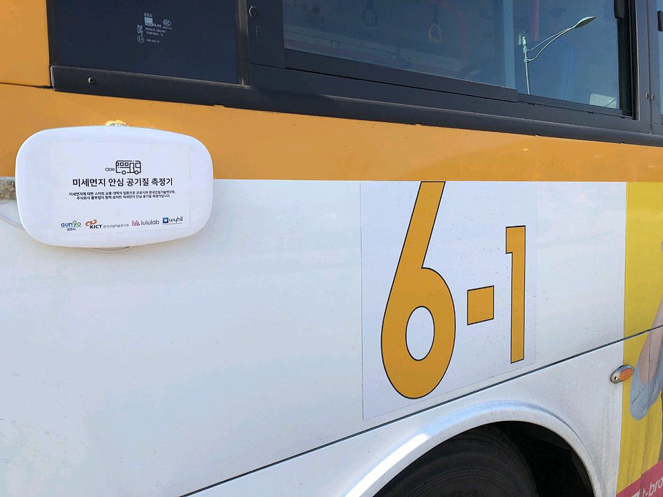 군포시 마을버스 외부에 장착된 미세먼지 측정기 설치 알림 표시. [군포시 제공]