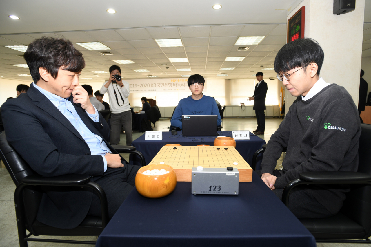신진서(오른쪽)가 KB바둑리그 최종전에서 최철한을 꺾고 16전전승의 대기록을 수립했다.