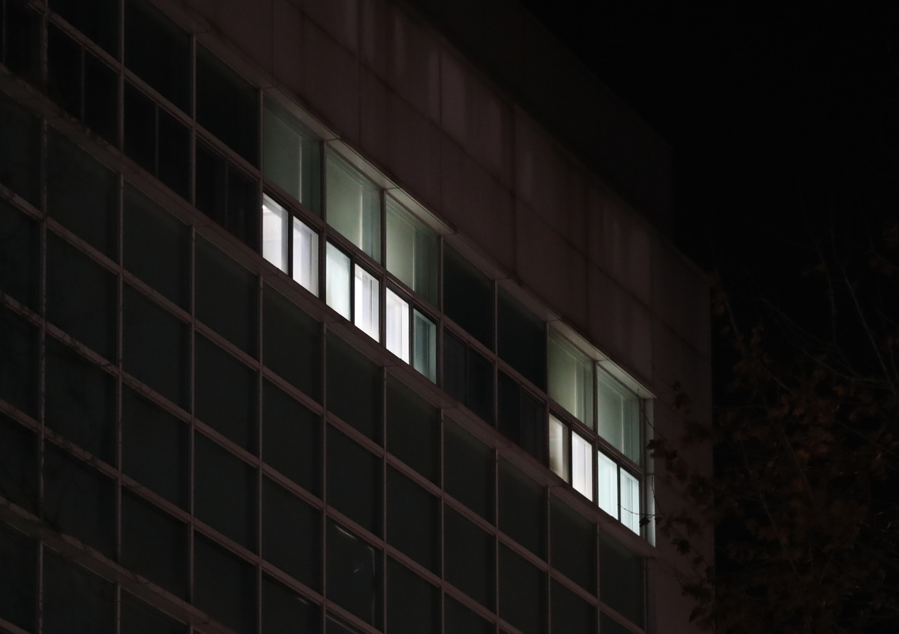 국내에서 여섯번째 신종 코로나바이러스 감염증(우한 폐렴)으로 확진된 환자가 치료를 받고 있는 서울 종로구 서울대병원 격리병동에 불이 밝혀져 있다. [연합뉴스]