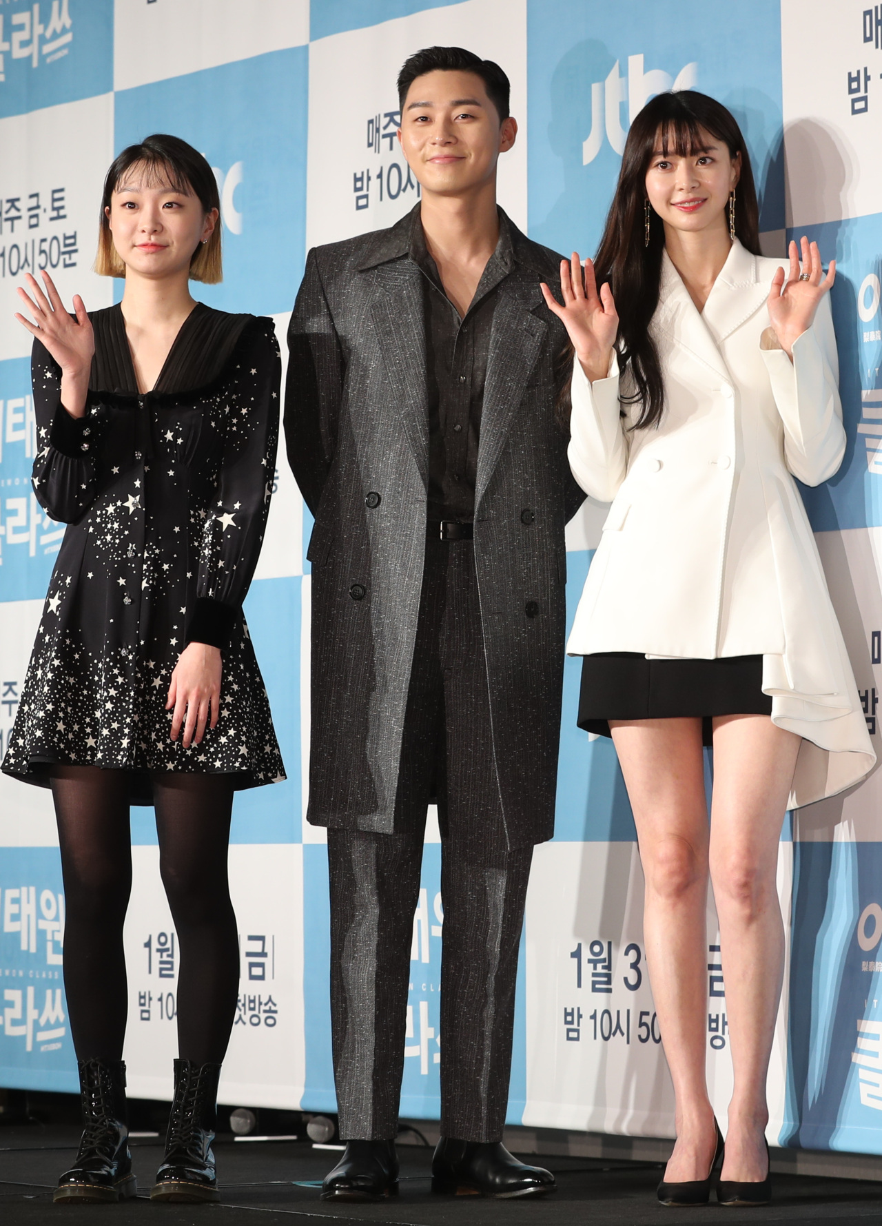 Park Seo-joon (center), Kim Da-mi (left) and Kwon Nara pose for pictures at a press conference in Seoul on Thursday. (Yonhap)