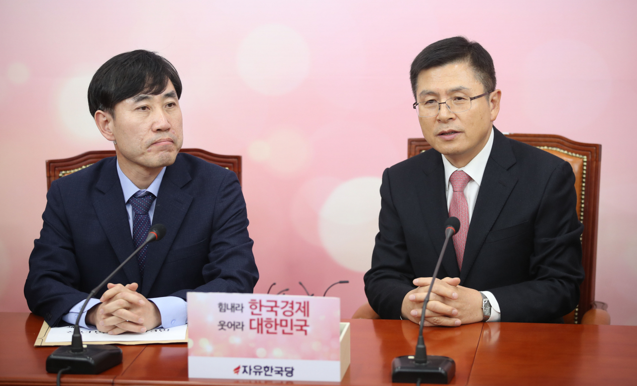 자유한국당 황교안 대표가 7일 국회에서 예방한 새로운보수당 하태경 책임대표를 만나 인사말을 하고 있다. [연합]