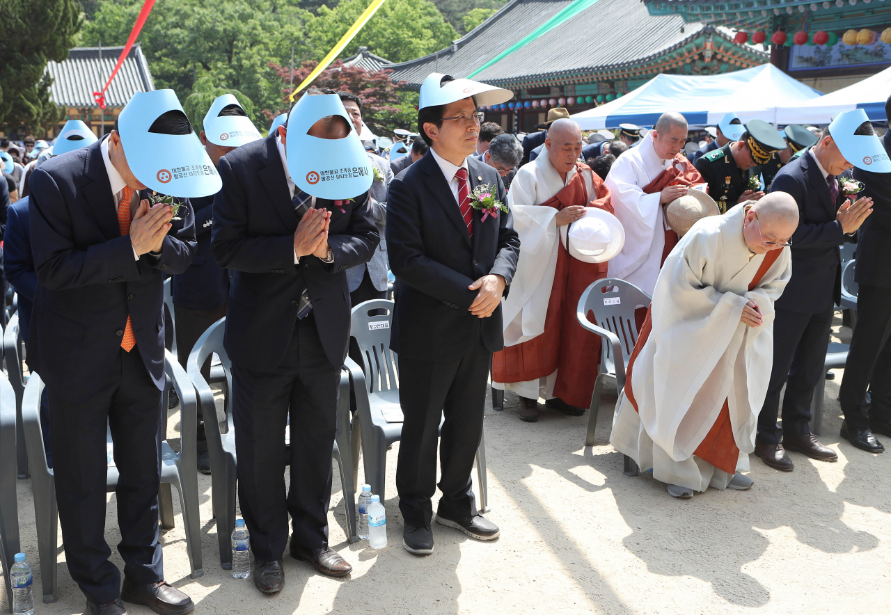 지난해 5월12일 부처님오신날 봉축법요식에 참석한 황교안(가운데) 자유한국당 대표. 황 대표는 이 자리에서 불교식 예법인 합장을 하지 않아 뒷말을 남겼다. [연합]