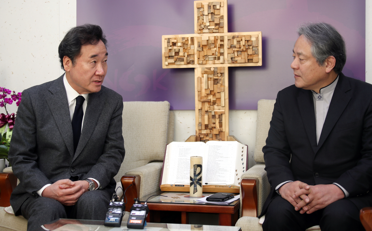 이낙연(왼쪽) 전 국무총리가 21일 서울 종로구 한국기독교회관에 있는 한국기독교교회협의회(NCCK)를 찾아 NCCK 총무 이홍정 목사와 만나 대화하고 있다. [연합]