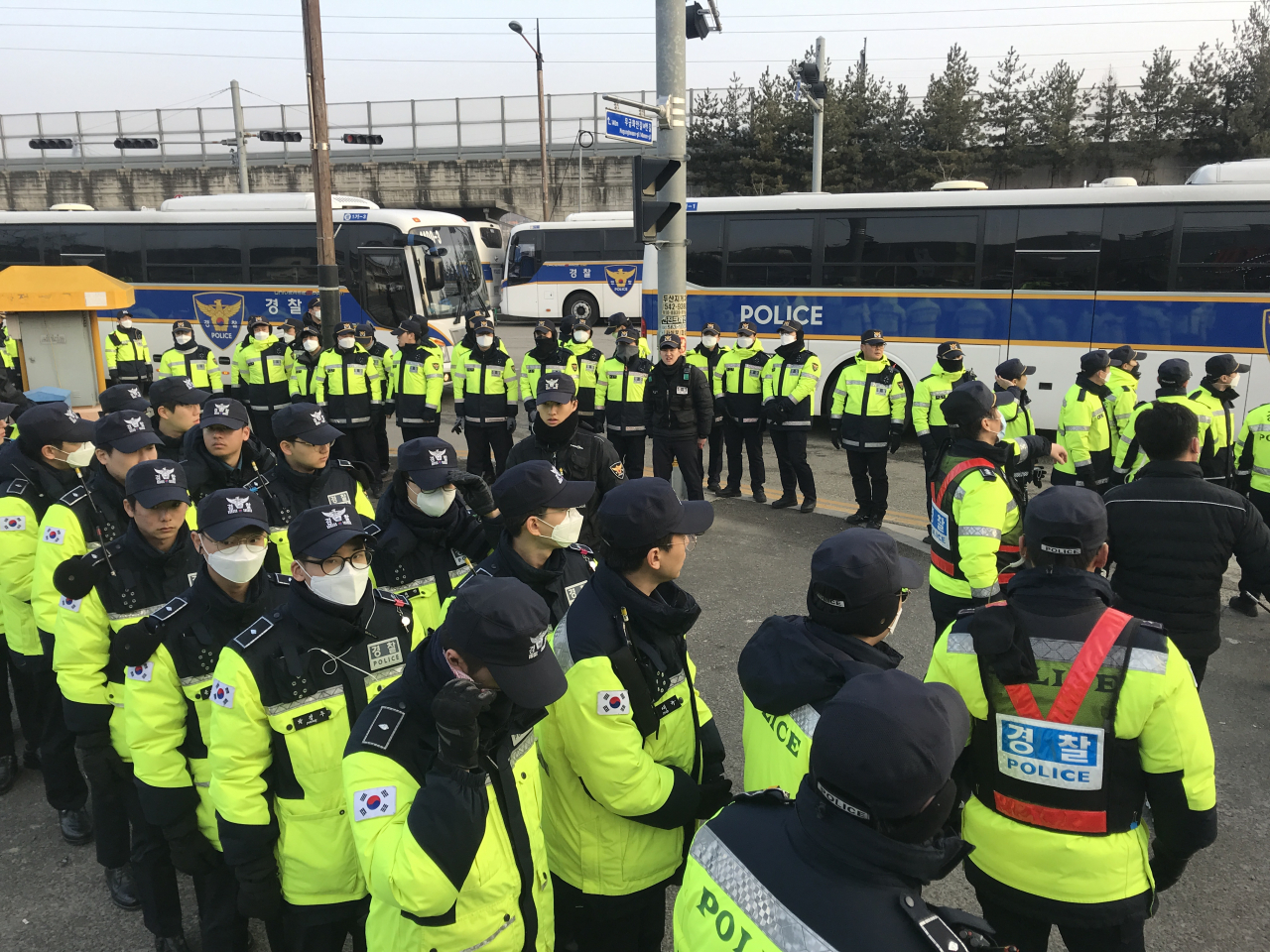 31일 오전 충남 아산시 초사동 경찰인재개발원 사거리에서 경찰들이 우한 교민들 격리수용을 반대하는 주민들의 거리진입에 대비 경계를 서고 있다. [연합]