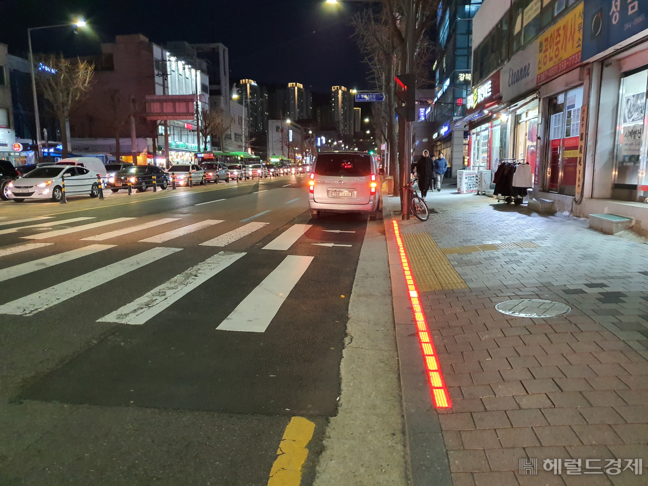 은평구청 앞 바닥신호등. 신호 대기 중 휴대전화를 보는 시민들이 차선으로 넘어오지 않도록 빨간 불이 켜져 있다. [은평구 제공]