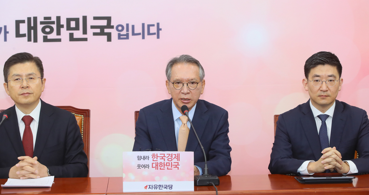 자유한국당 김형오 공천관리위원장이 23일 국회에서 열린 공천관리위원회 임명장 수여식을 마친 뒤 인사말하고 있다. 왼쪽부터 황교안 대표, 김 위원장, 김세연 의원. [연합]