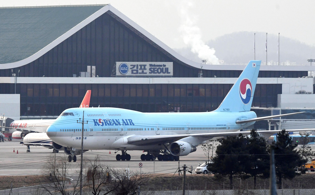 지난달 31일 서울 강서구 김포국제공항에서 중국 우한 거주 한국 교민 수송에 투입된 전세기가 도착하고 있다. [연합]