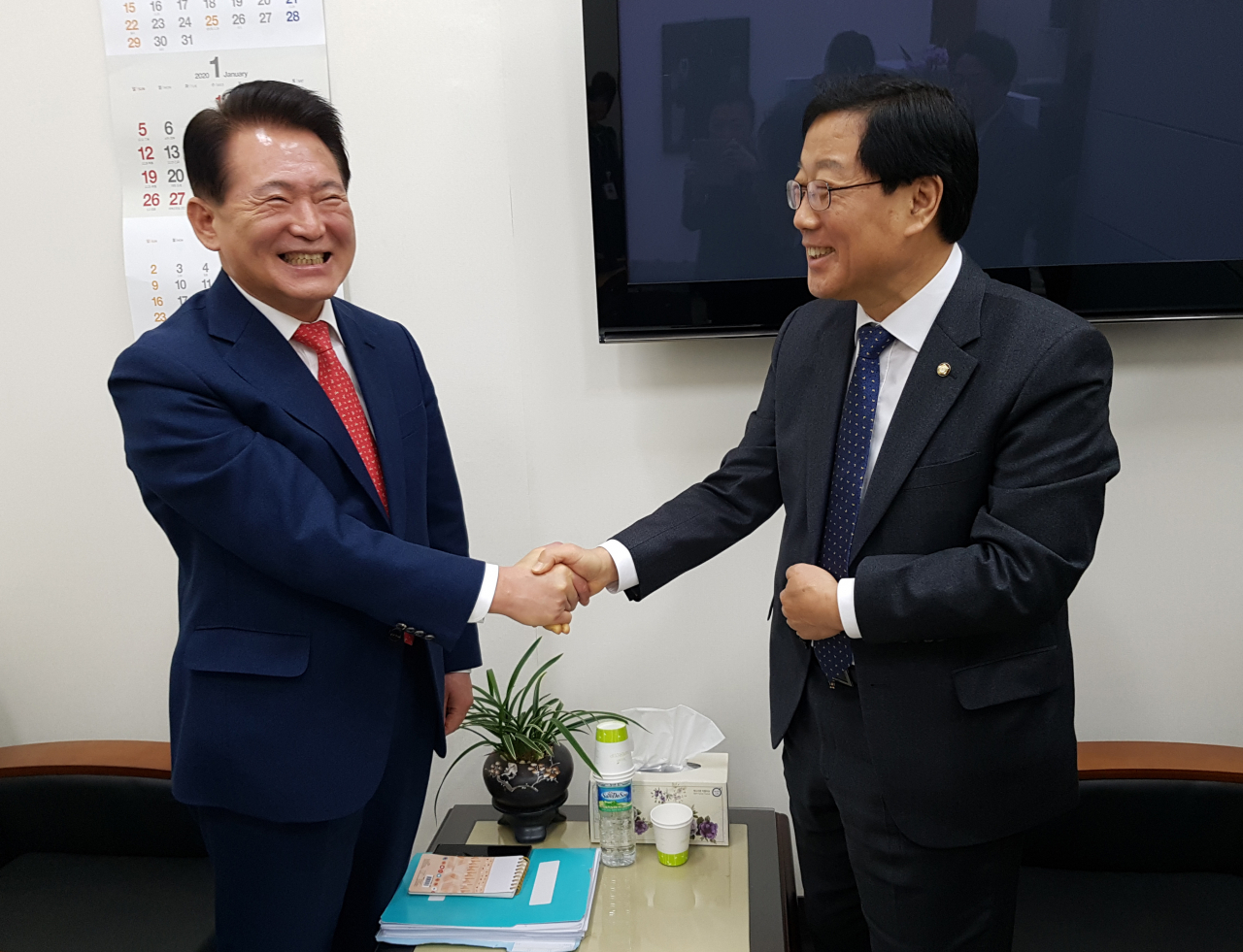김한표 자유한국당 원내수석부대표(왼쪽)와 윤후덕 더불어민주당 원내수석부대표가 30일 서울 여의도 국회에서 만나 2월 임시국회를 개최키로 합의했다. [연합]