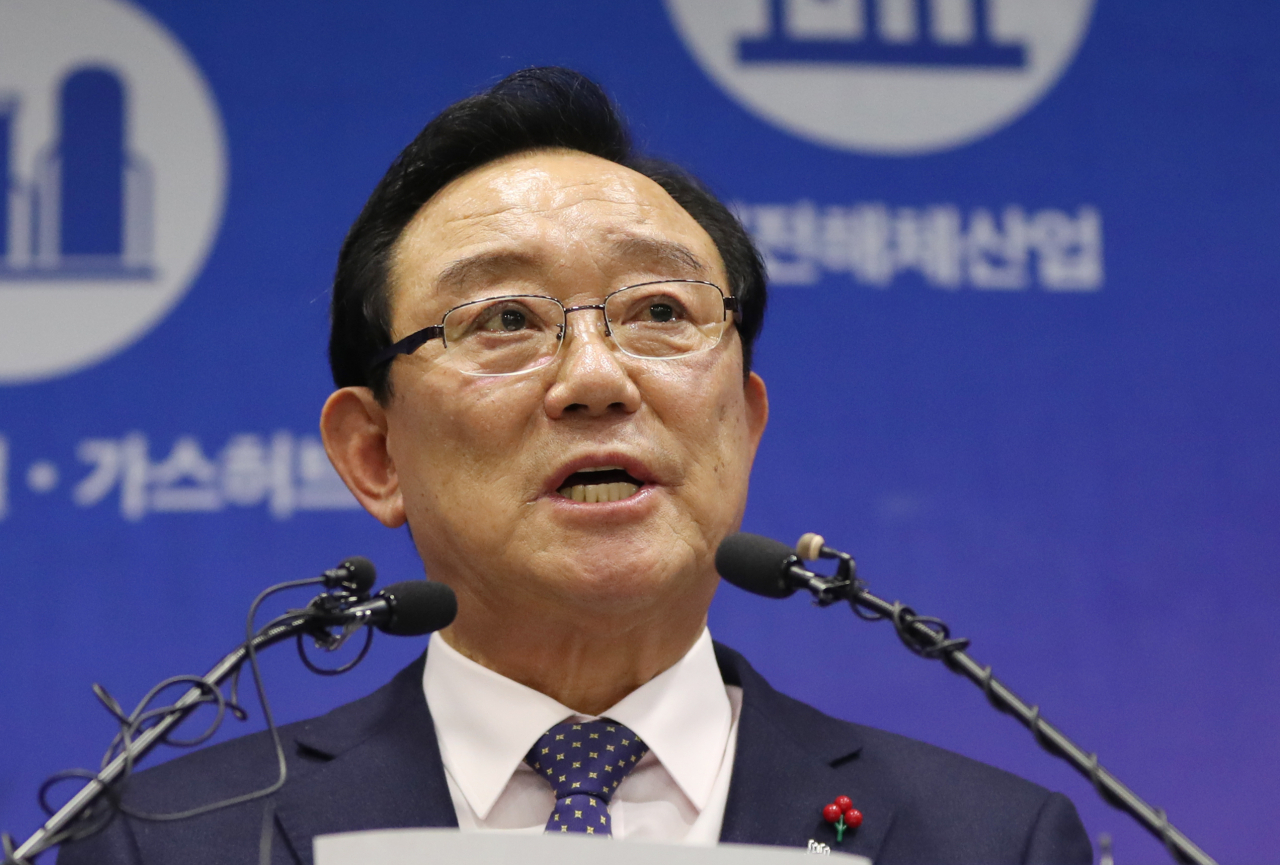 송철호 울산시장이 30일 오후 울산시청 프레스센터에서 검찰의 불구속 기소 결정과 관련한 입장을 밝히고 있다. 송 시장은 청와대 하명수사·선거개입 의혹 사건과 관련해 공직선거법 위반 등의 혐의로 불구속 기소됐다. 연합뉴스