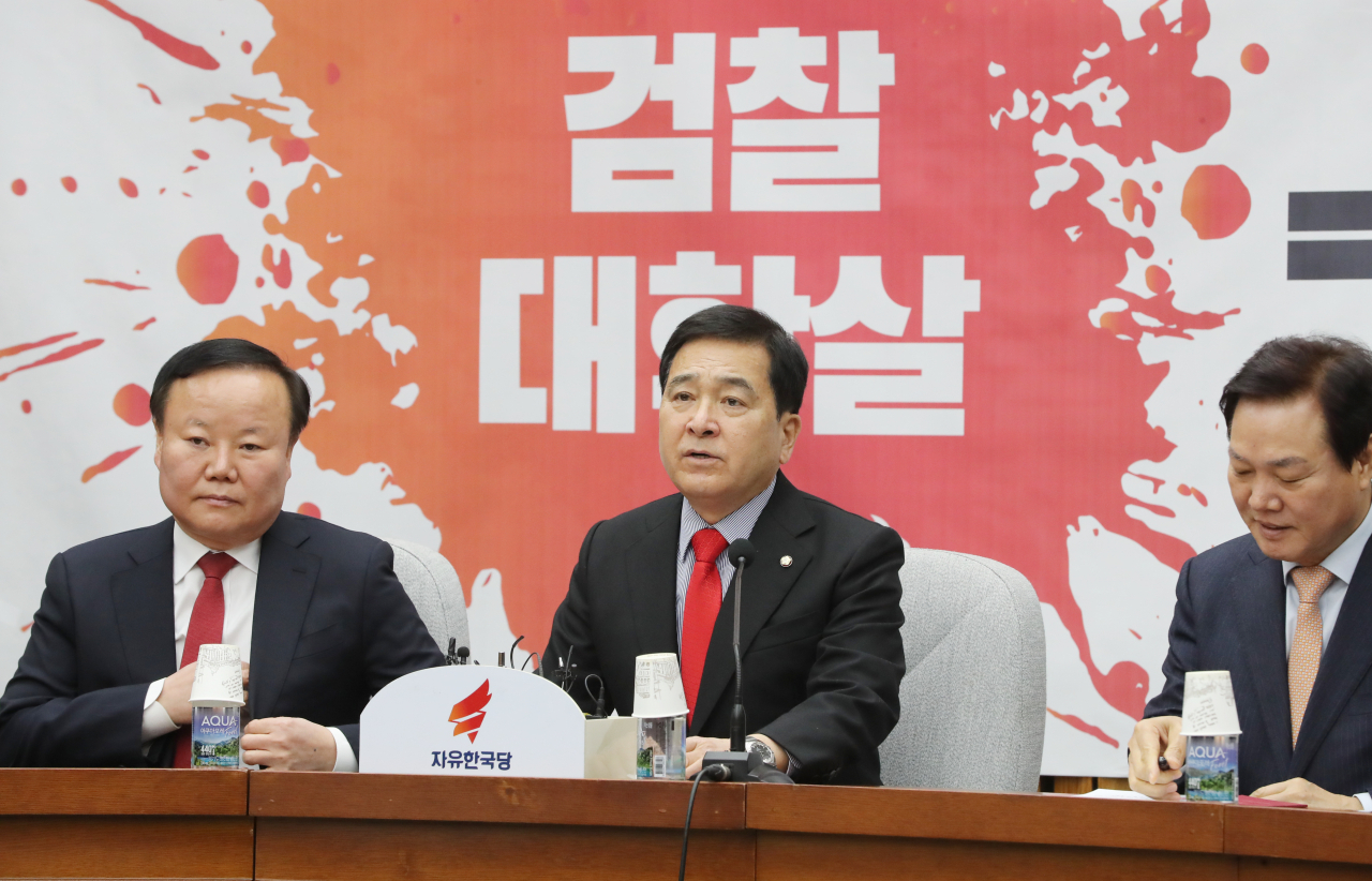 자유한국당 심재철 원내대표가 31일 오전 서울 여의도 국회에서 열린 원내대책회의에서 발언하고 있다. [연합]