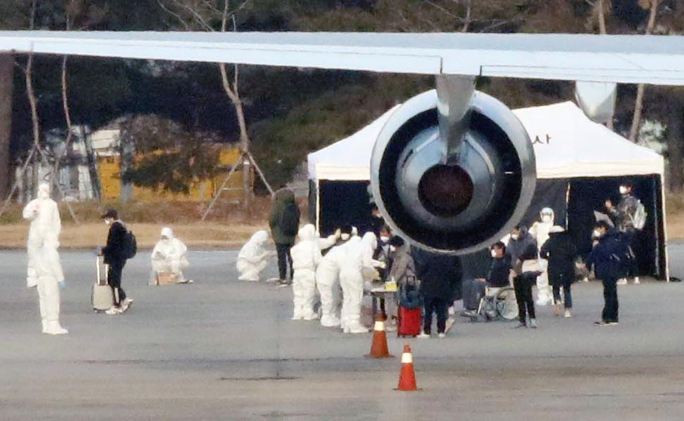 신종 코로나바이러스 감염증이 발생한 중국 후베이성 우한 교민들이 탑승한 대한항공 전세기가 31일 오전 서울 강서구 김포국제공항에 도착, 교민들이 버스에 탑승하기 전 방역을 받고 있다. 연합뉴스