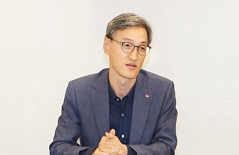 조경목 SK에너지 사장이 31일 사내 뉴스전문 채널과 인터뷰에서 올해 사업방향에 대해 밝히고 있다. [SK에너지 제공]