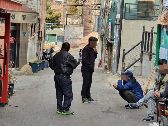 31일 서울 용산구 동자동 쪽방촌 골목에서 마스크를 쓰지 않은 주민들이 담배를 피우고 있는 모습. 김용재 수습기자/brunch@heraldcorp.com