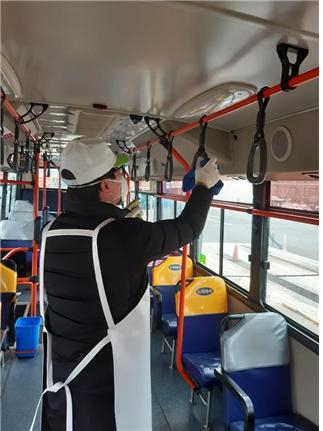 시내버스 방역소독 장면