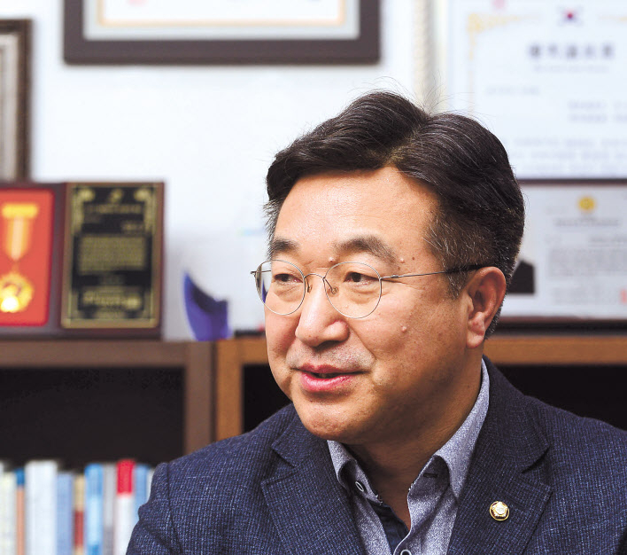 윤호중 더불어민주당 사무총장이 30일 오후 서울 여의도 국회 의원회관에서 본지와 인터뷰를 갖고 있다. 박해묵 기자