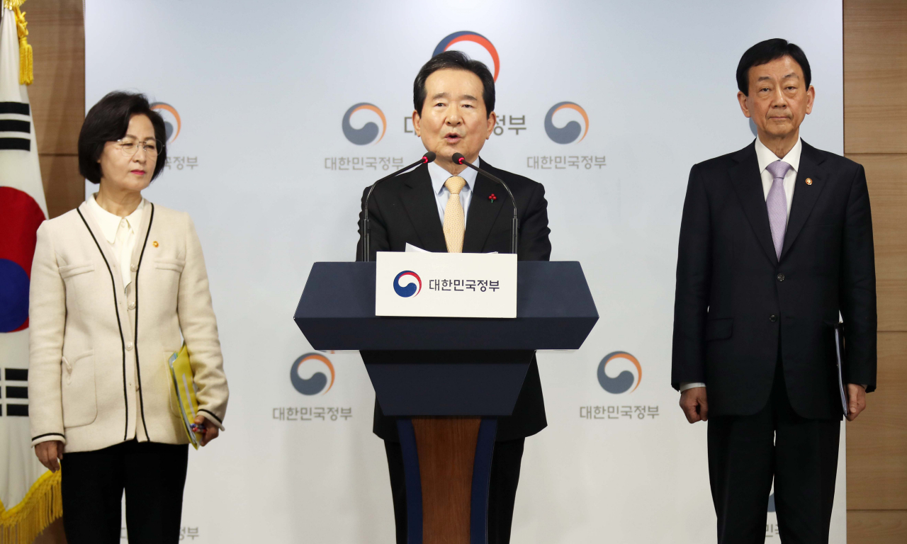 정세균 국무총리가 지난달 31일 정부서울청사에서 특권 없는 공정한 사회를 위한 '권력기관 개혁 후속조치 추진계획'을 발표하고 있다. 왼쪽부터 추미애 법무부 장관, 정 총리, 진영 행정안전부 장관. ［연합］