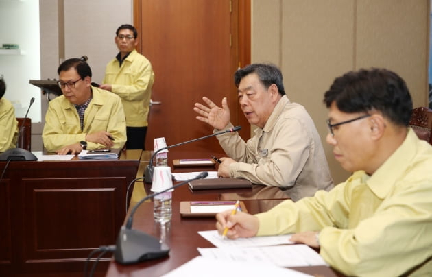 가세로 태안군수가 긴급 대책회의를 열어 부서장들과 감염방지 대책 방안을 논의하고 있다. [태안군 제공]