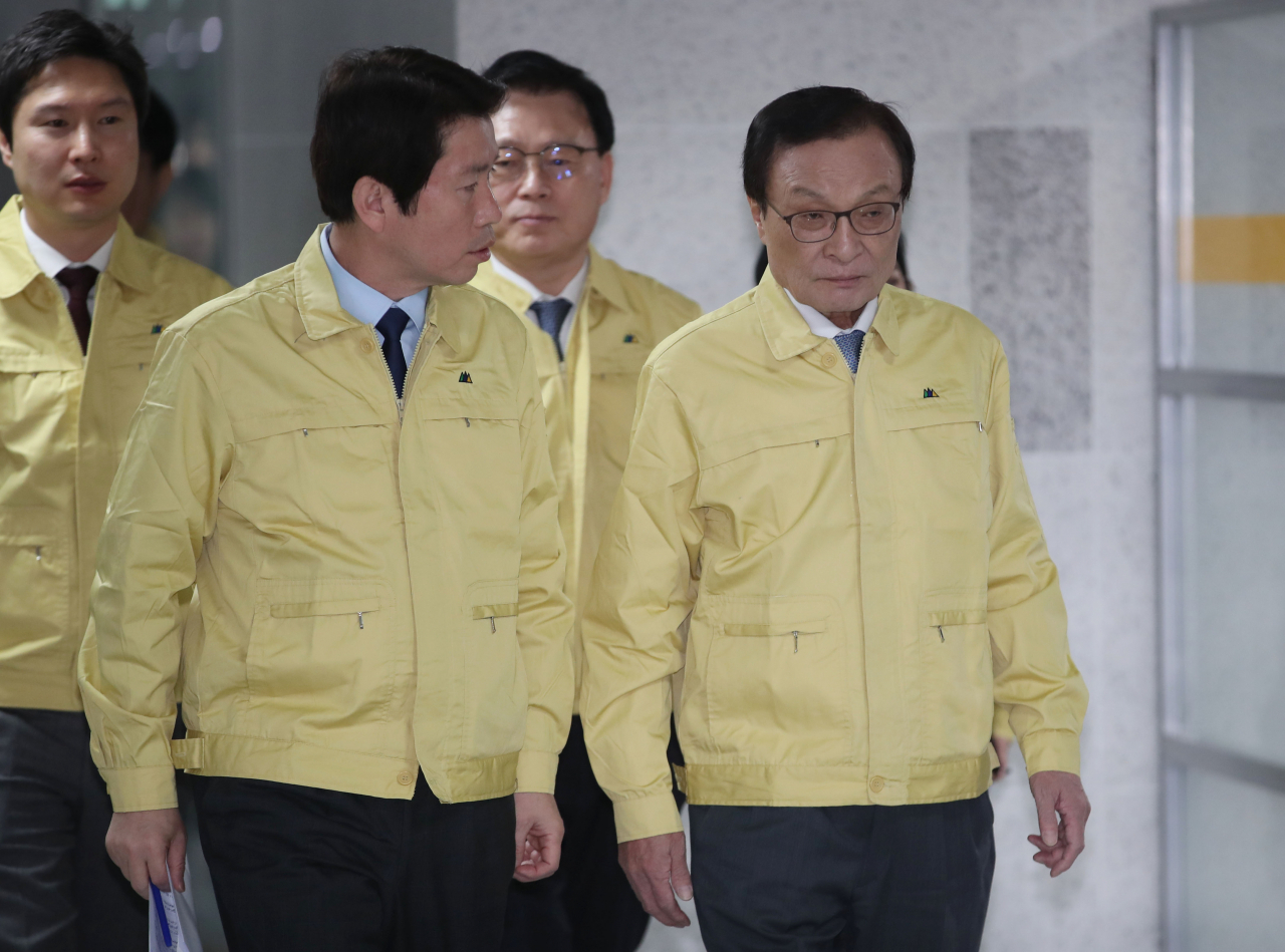 더불어민주당 이해찬 대표와 이인영 원내대표가 31일 오전 국회 의원회관에서 열린 확대간부회의에 입장하고 있다. 연합뉴스