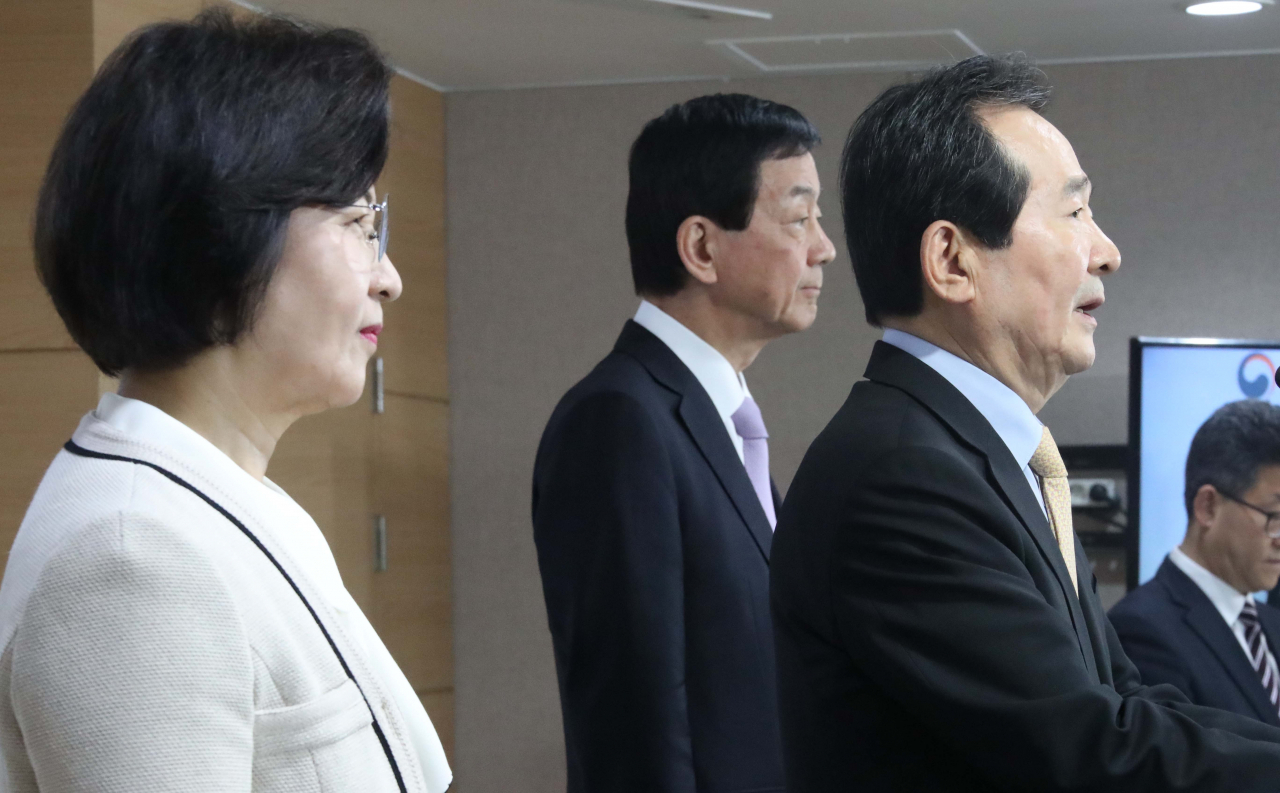정세균 국무총리가 31일 정부서울청사에서 특권 없는 공정한 사회를 위한 '권력기관 개혁 후속조치 추진계획'을 발표하고 있다. 왼쪽부터 추미애 법무부 장관, 진영 행정안전부 장관, 정 총리. [연합]