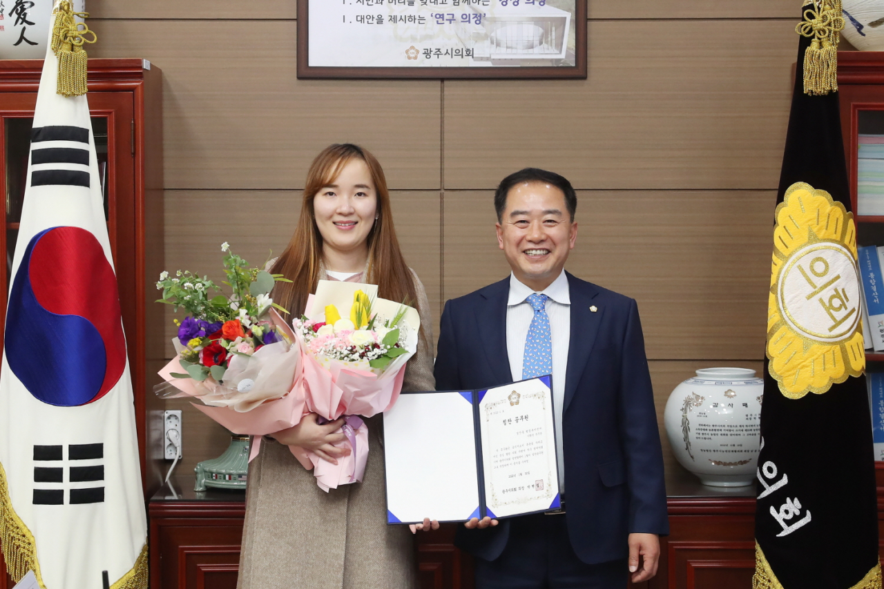 광주시의회 ‘칭찬릴레이 칭찬 공무원’으로 선정된 이환선(왼쪽) 주무관. [광주시의회]