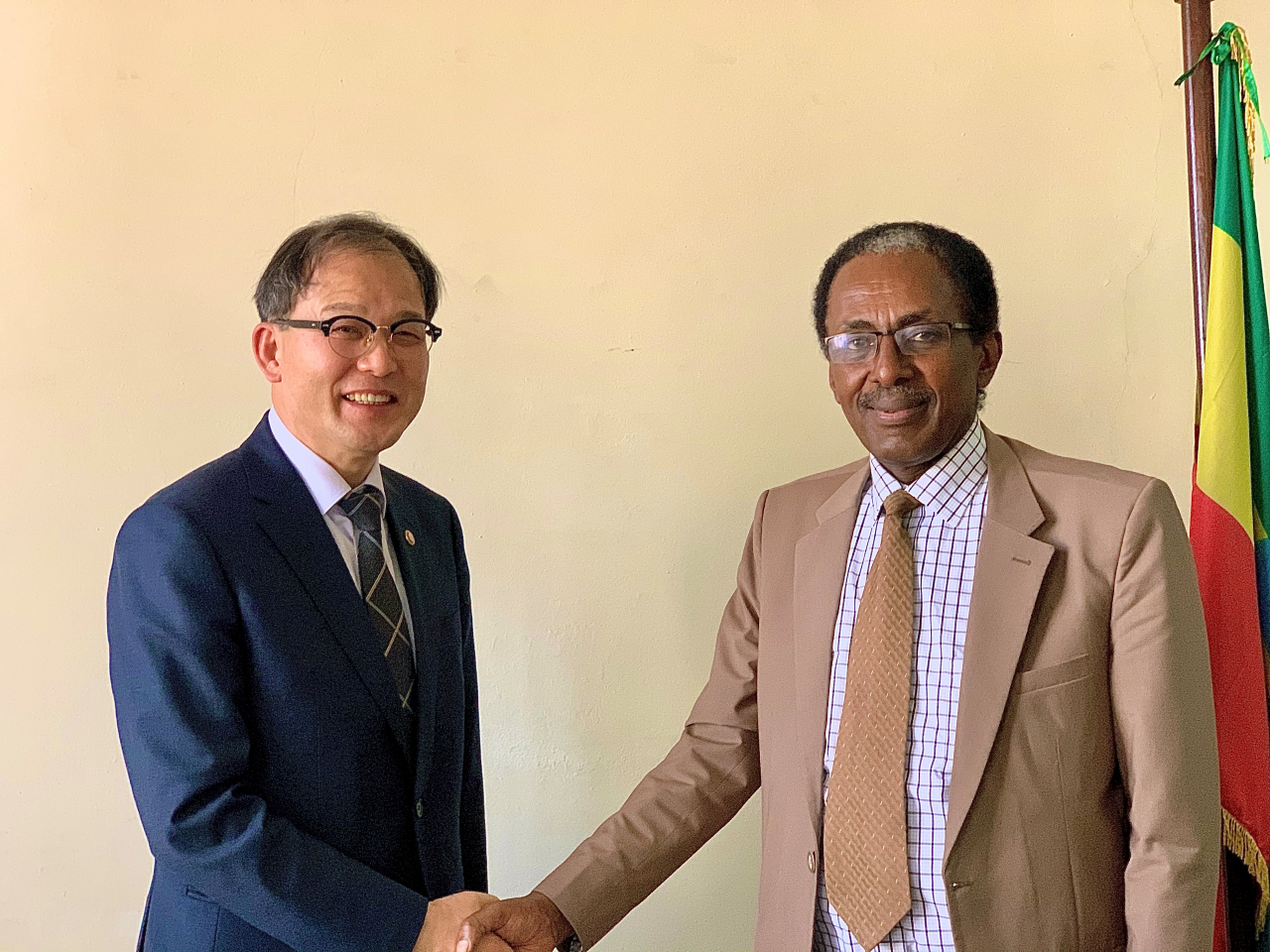 산림청-에키오피아 평화산리이니셔티브(PFI) 협력논의(우측부터 박종호 산림청장에티오피아 EFCCC 페카두 베에네 위원장)