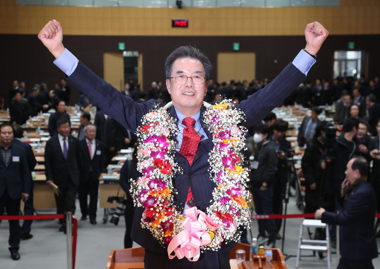 농협중앙회 제24대 신임 회장에 당선된 이성희 전 낙생농협 조합장이 31일 오후 서울 중구 농협중앙회 대강당에서 당선증을 받은 뒤 손을 들어 포즈를 취하고 있다. ［연합］