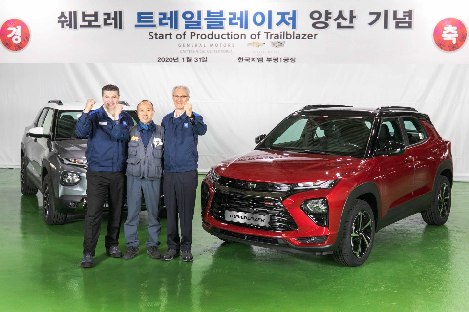 왼쪽부터 한국지엠 카허 카젬(Kaher Kazem) 사장, 금속노조 한국지엠지부 김성갑 지부장, 지엠테크니컬센터코리아 로베르토 렘펠(Roberto Rempel) 사장이 기념 촬영을 하고 있다. [한국지엠 제공]