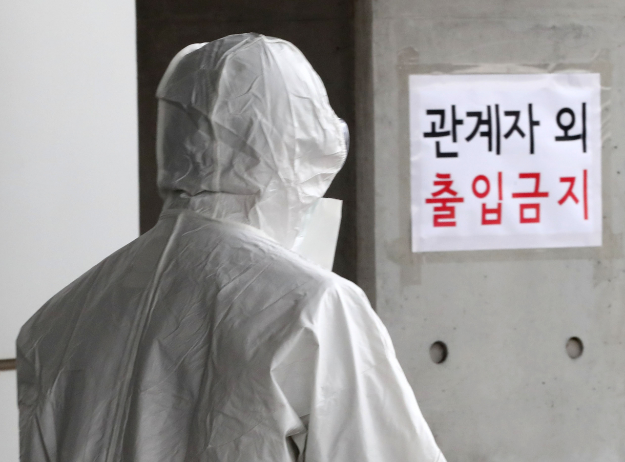 국내 신종코로나바이러스 감염증 7,8,9,10번째 확진자가 발생한 31일 5번째, 7번째 확진 환자가 입원 중인 서울 중랑구 서울의료원 음압병동 입구 앞으로 의료진이 지나가고 있다. [연합]
