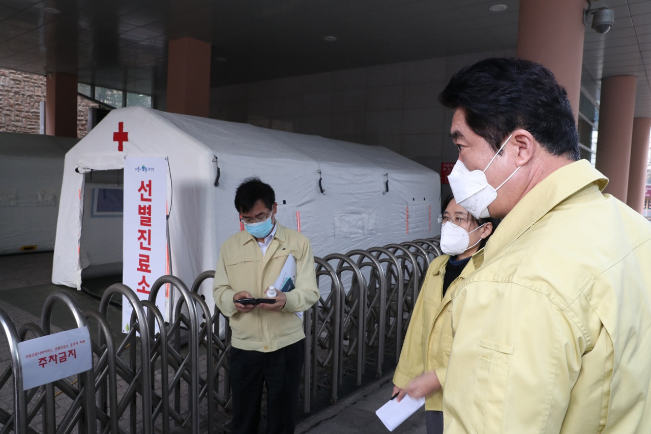 박준희(맨 오른쪽) 구청장이 관악구보건소에 설치된 선별진료소를 점검하고 있다. [관악구 제공]