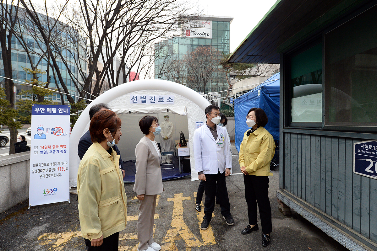 은수미 성남시장(오른쪽)은 31일 분당제생병원 선별진료소를 방문했다. [성남시 제공]