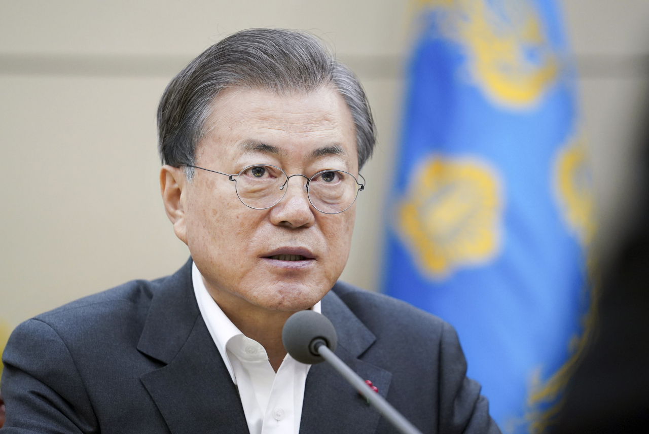 문재인 대통령이 31일 오전 청와대 여민관에서 정세균 국무총리와 추미애 법무부 장관, 진영 행정안전부 장관의 권력기관 개혁 보고를 받고 있다. 문 대통령은 이날 보고에서 "과거의 검찰은 잘못을 스스로 고쳐내지 못했기 때문에 특히 고위공직자범죄수사처는 매우 의미가 크다"고 말했다. [연합]