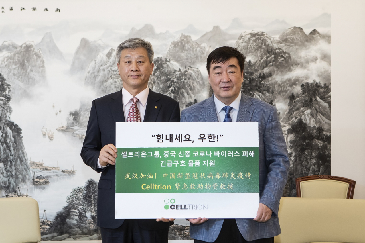 〈사진 설명〉 유헌영(왼쪽) 셀트리온홀딩스 부회장이 31일 서울 명동 주한 중국대사관을 방문해 싱하이밍 주한 중국대사에게 우한 지역 주민을 돕기 위한 긴급 구호물품을 전달하고 기념 촬영을 하고 있다.] ▲사진제공=셀트리온
