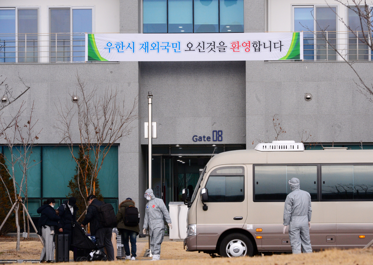 31일 신종 코로나바이러스 감염증의 발원지(우한 폐렴)인 중국 우한에서 철수한 교민 368명을 태운 전세기가 김포공항을 통해 입국했다. 검역 절차와 입국 절차를 마친 우한 교민들 중 150명이 격리 시설인 충북 진천 국가공무원인재개발원에 도착하고 있다. 이들은 2주동안 격리생활을 하게 된다. 진천=박해묵 기자/mook@heraldcorp.com