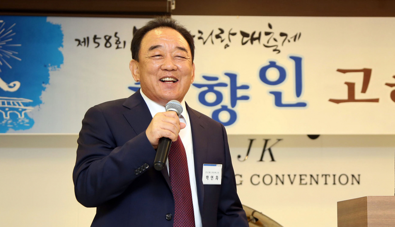 박연차 태광실업 회장이 31일 오후 병환으로 별세했다. 향년 75세. 사진은 2016년 5월 경남 밀양에서 열린 '출향인 고향의 밤' 행사에서 10억 장학금 출연을 약속하는 박 회장의 모습. 연합뉴스
