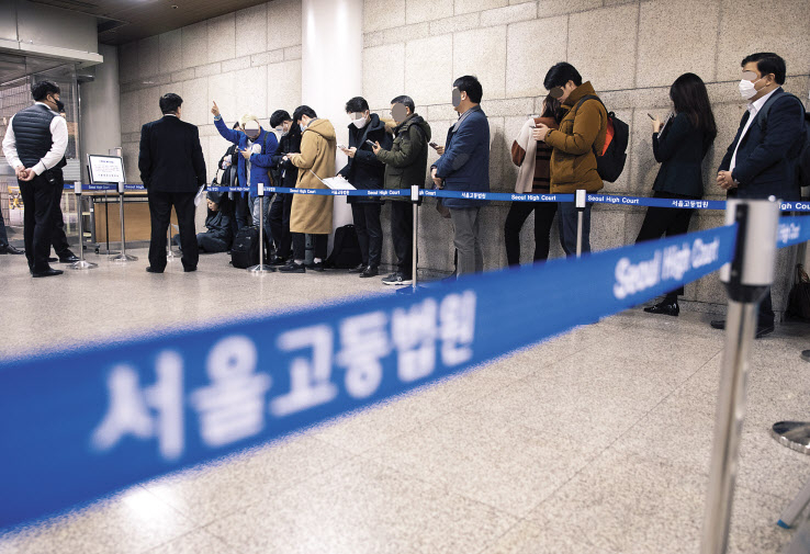 정경심 동양대 교수에 대한 1심 2차 공판이 열린 31일 오전 서초구 서울중앙지법에서 방청객 및 취재진이 입장하기 위해 줄을 서 있다. 연합뉴스