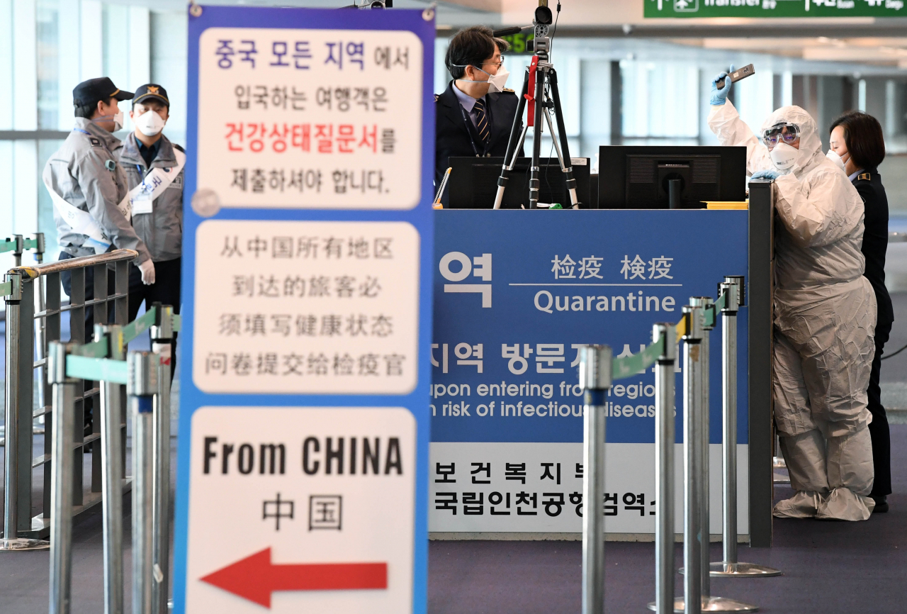 신종 코로나바이러스 감염증인 ‘우한 폐렴’ 확산이 우려되는 가운데 지난 29일 인천공항 내 고정검역대에서 간호장교와 군의관이 검역 관계자들과 이야기를 나누고 있다. [연합]