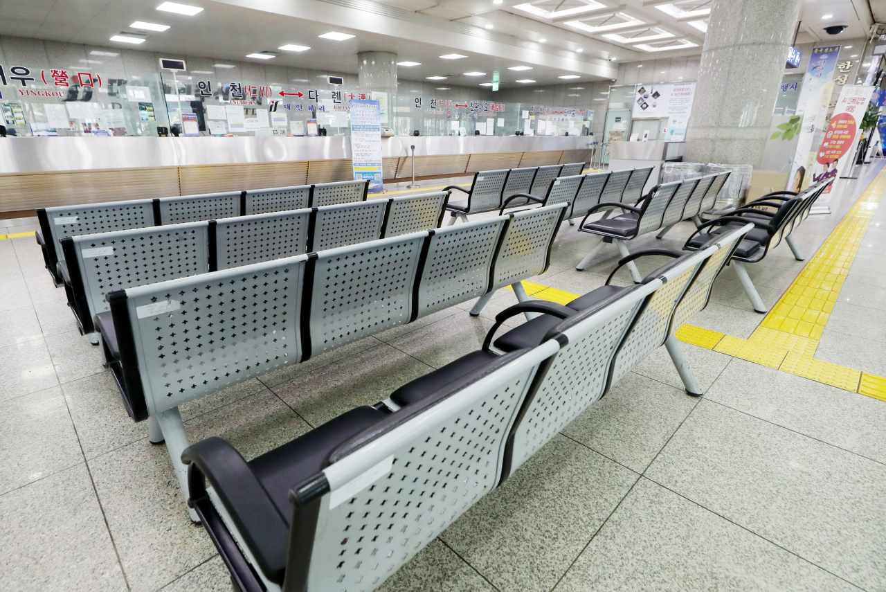 신종 코로나바이러스 감염증 확산을 막기 위해 중국과 인천을 오가는 여객선들이 운항을 중단한 31일 오후 인천시 중구 인천항 제1국제여객터미널 대합실이 텅 비어 있다. [연합뉴스]