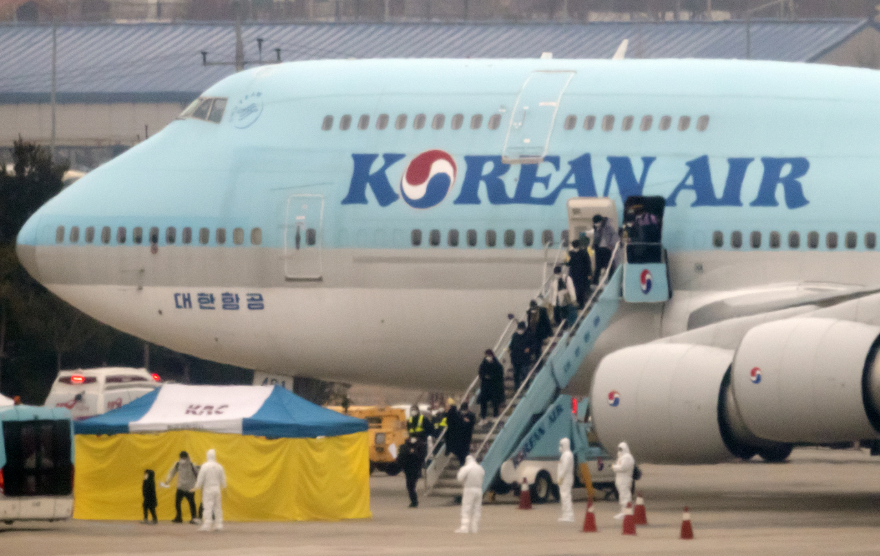 중국 후베이성 우한에 거주 중인 교민들이 1일 김포공항을 통해 귀국해 전세기에서 내리고 있다. 연합 제공