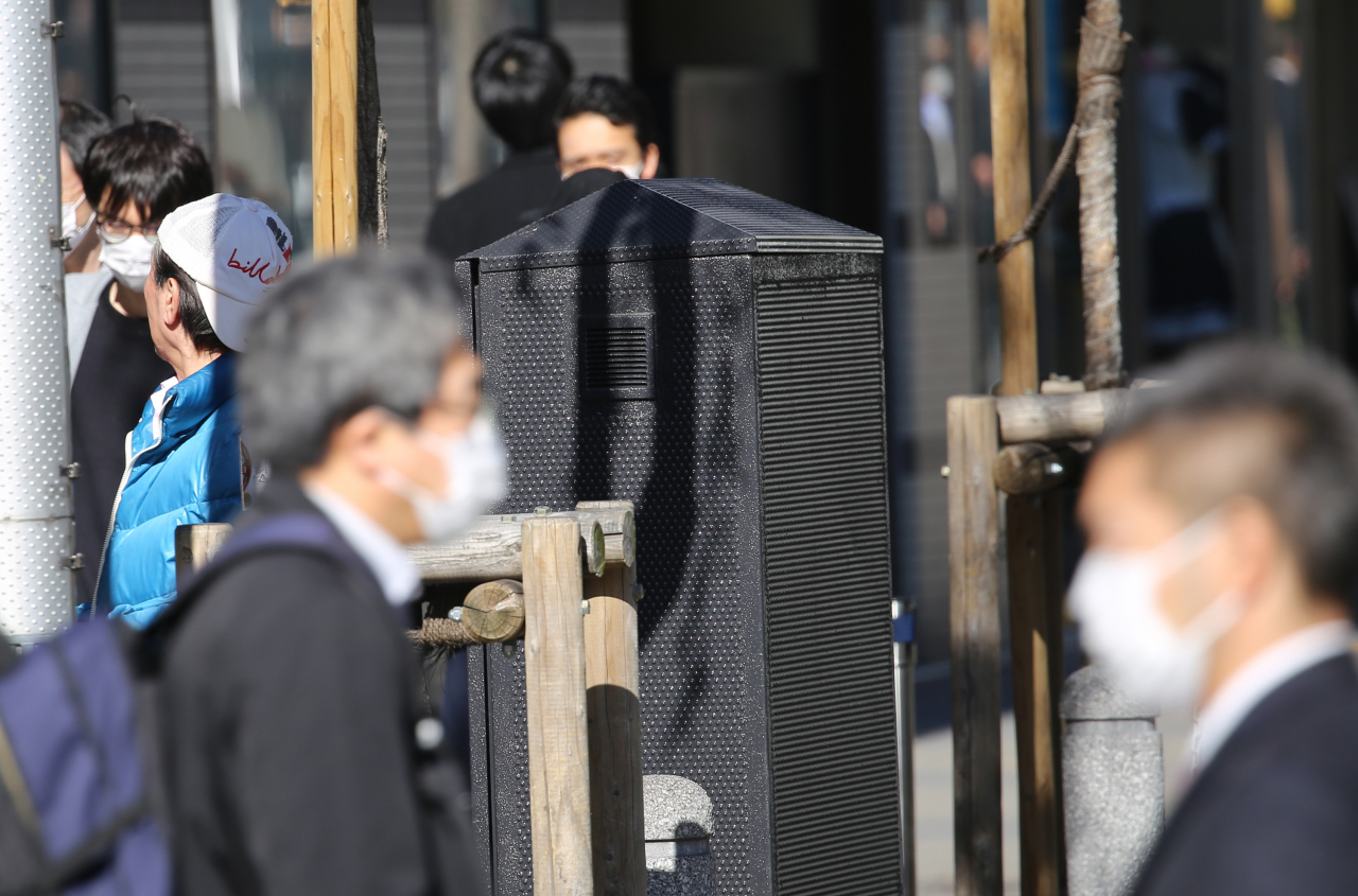 신종 코로나바이러스 감염증이 확산하는 가운데 30일 오후 일본 도쿄도(東京都) 미나토(港)구에서 행인들이 마스크를 착용하고 이동하고 있다. [연합]
