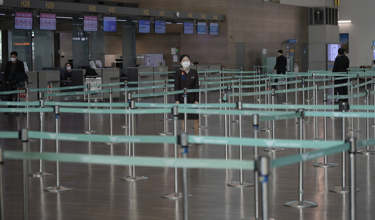 지난 29일 인천국제공항 출국장의 한 중국 항공사 체크인 카운터가 한산한 모습을 보이고 있다. [연합]