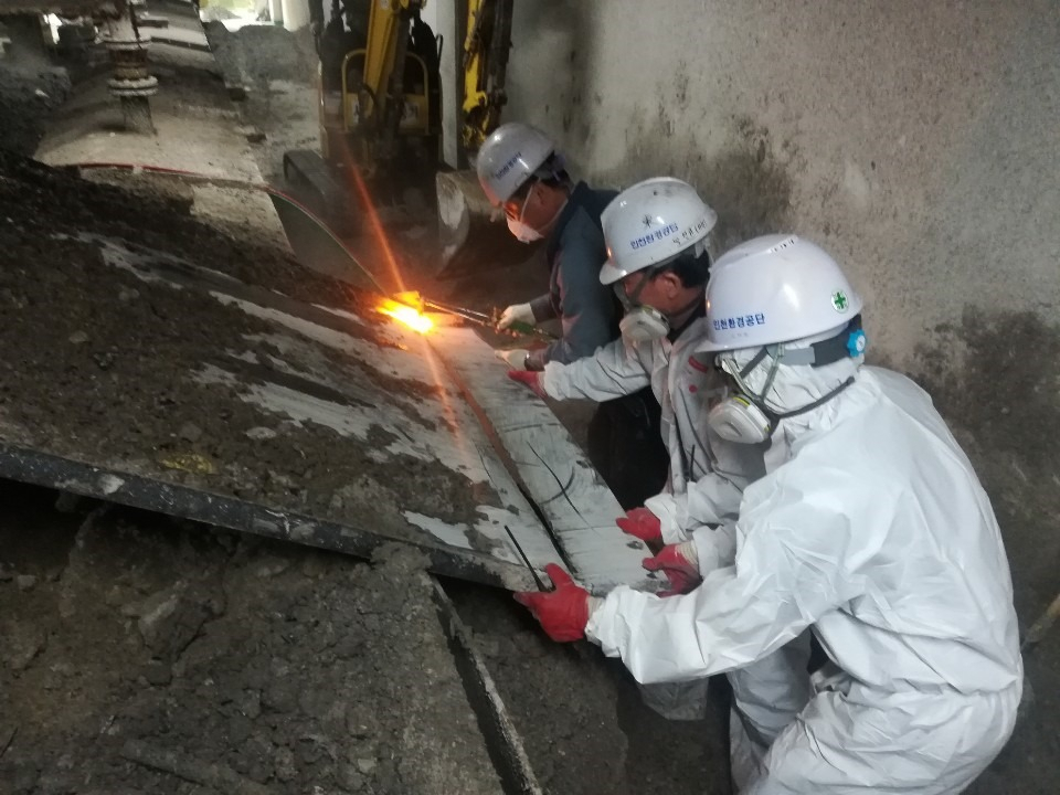 인천환경공단 직원들이 지난해 소각 바닥재 컨베이어시설을 자체 개선하는 작업 장면.