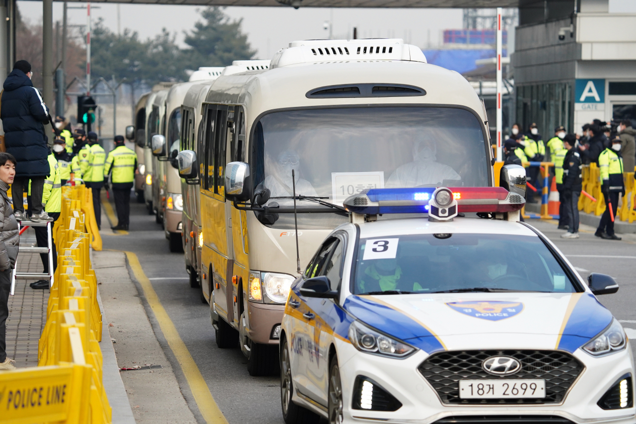 중국 후베이성 우한에 거주 중인 교민들을 태운 2차 전세기가 1일 오전 김포공항에 도착해 탑승자들이 정밀 검역을 받은 뒤 임시 생활시설로 이동하고 있다. [연합]