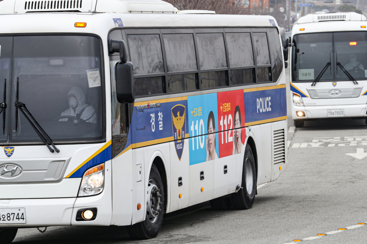 신종 코로나바이러스 감염증 진원지인 중국 후베이성 우한과 인근 지역에서 2차로 철수한 교민과 유학생을 태운 버스가 1일 오전 수용 시설인 충남 아산 경찰 인재개발원으로 도착하고 있다. [연합]