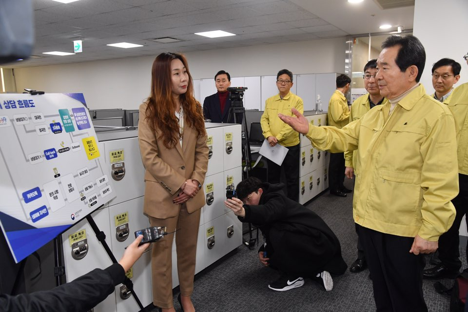 정세균 국무총리가 1일 서울 영등포구 질병관리본부 1339 콜센터를 방문, 관계자들을 격려하고 있다.［국무총리실 제공］