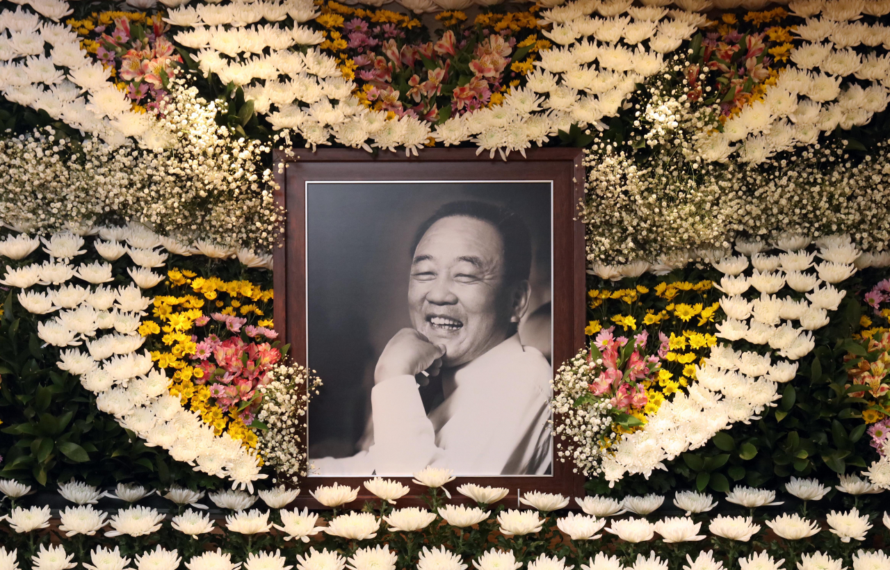 지난해 2월 1일 오후 경남 김해시 조은금강병원 장례식장에서 마련된 고 박연차 태광실업 회장 빈소에 고인의 영정이 놓여 있다. [연합]