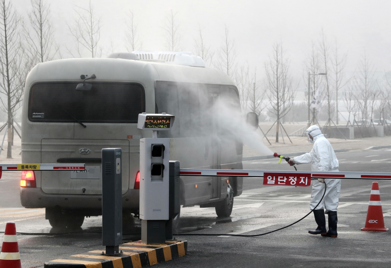 2일 오전 충북 진천군 국가공무원인재개발원에 신종 코로나바이러스 감염증 발생지 중국 후베이성 우한 지역 교민을 태운 버스가 들어서고 있다. ［연합］