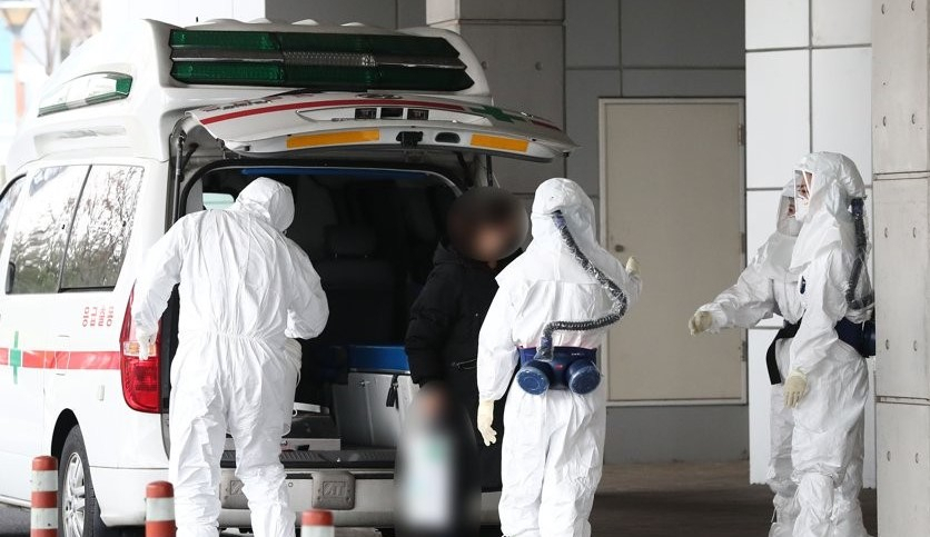 국내 신종코로나바이러스 감염증 7,8,9,10,11번째 확진자가 발생한 지난달 31일 오후 서울 중랑구 서울의료원에서 신종코로나 감염 의심자가 구급차에서 내려 음압 병동으로 들어가고 있다. [연합]