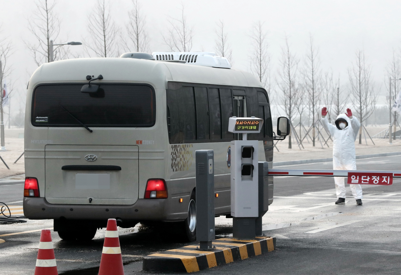 2일 오전 충북 진천군 국가공무원인재개발원에 신종 코로나바이러스 감염증 발생지인 중국 후베이성 우한 지역 교민을 태운 버스가 들어서고 있다. [연합뉴스]