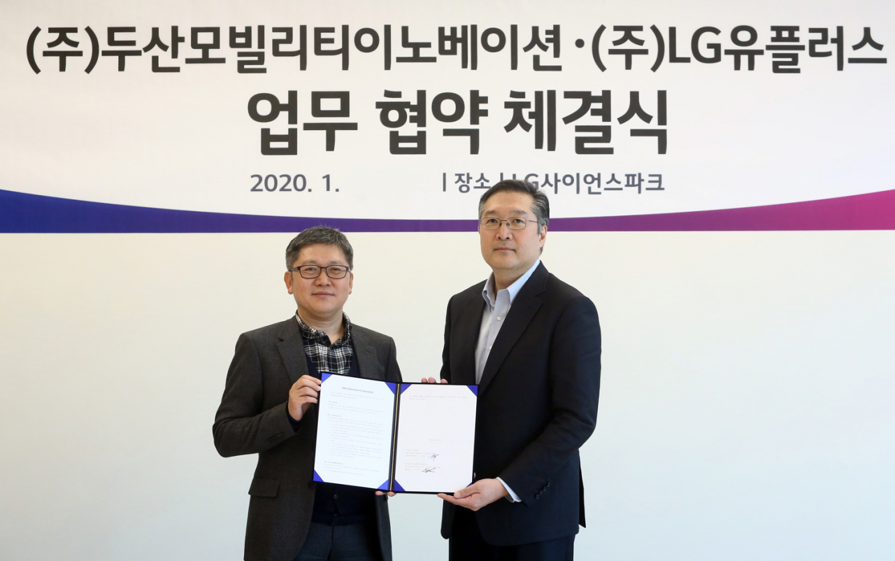 LG유플러스 조원석 기업신사업그룹장 전무(왼쪽)와 두산모빌리티이노베이션 이두순 대표가 드론사업 확대를 위한 협약식에서 기념 촬영하고 있다. [LG유플러스 제공]