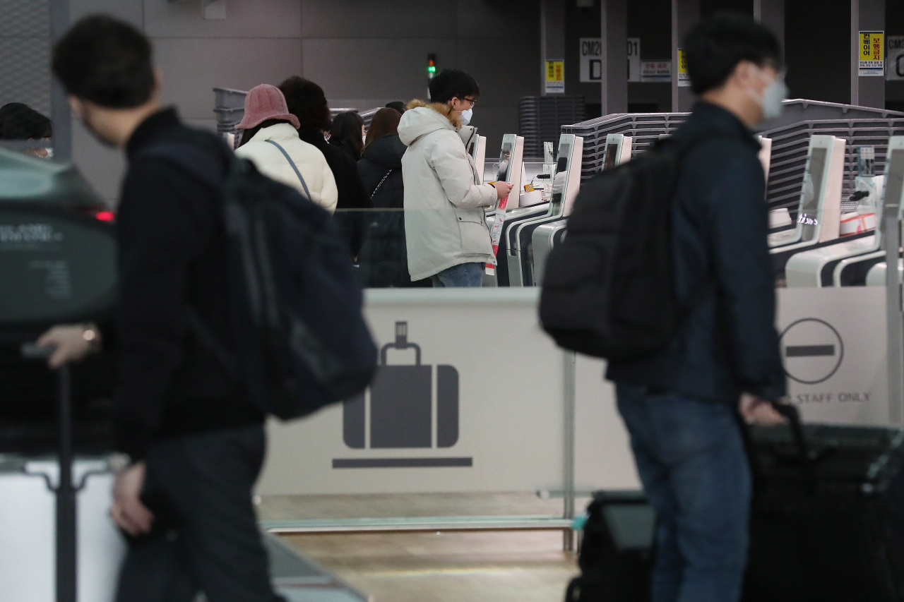 2일 인천국제공항 2터미널에서 이용객들이 오가고 있다. 정부는 "4일 0시부터 당분간 중국 후베이성을 최근 14일 이내 방문하거나 체류한 적이 있는 모든 외국인의 입국을 전면 금지하겠다"고 밝혔다. [연합뉴스]
